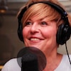 Marie-Chantal Perron souriante dans un studio de radio.