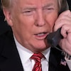 Donald Trump parle au téléphone.