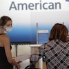 Deux femmes sont au guichet d'American Airlines,