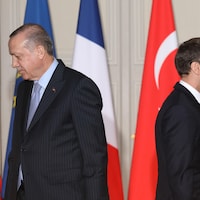 Le président turc Recep Tayyip Erdogan (à gauche) et  le président français Emmanuel Macron lors d'une conférence de presse commune au Palais de l'Elysée à Paris (archives).