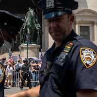Deux policiers de New York lors d’une manifestation.
