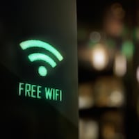 Un affichage lumineux vert sur un écran noir affiche la mention « free wifi » (wifi gratuit).