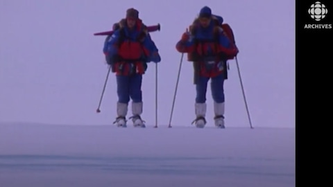 Richard Weber et Mikhail Malkhov skient pendant leur périple vers le pôle Nord. 