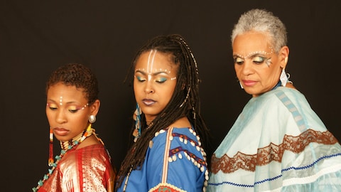 Three Generationz se consacre à la préservation des chants et des récits autochtones et africains. Les artistes afro-américaines chantent a cappella. 