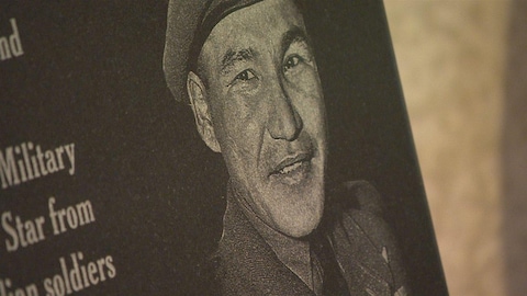 Une plaque en hommage au vétéran Tommy Prince, l’un des soldats autochtones les plus décorés au Canada.