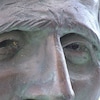 Une photo de la statue de Jack London montre le haut de son visage, soit les yeux, son nez et son front.