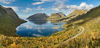 Le Bergsfjorden, sur le territoire de la commune de Berg, dans le comté de Troms (Norvège). (définition réelle 5 220 × 2 540)