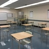 Une salle de classe avec bureaux à distance