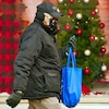 Un homme porte un masque à l'extérieur pendant la pandémie de la COVID-19 à Regina en hiver.