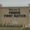 Le signe en pierre indiquant l'entrée de la Première Nation Peguis.