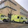 Des ambulances stationnées près de l'Hôpital de l'Enfant-Jésus à Québec