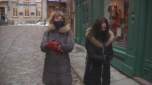 Christiane Gagnon et Neven Issak dans une rue à Québec.