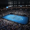 Un stade de tennis rempli pendant un match