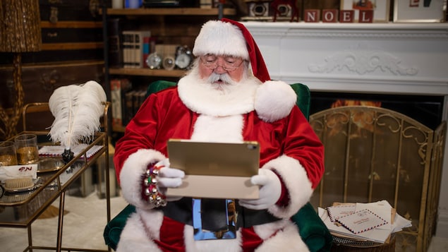 Le père Noël est devant sa tablette.