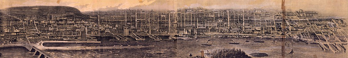 Vue panoramique de Montréal en 1906, depuis le fleuve Saint-Laurent au sud, montrant les principales industries et le port, ainsi que les rues et les habitations. Cette vue s'étend de la rue Letourneux à l'est jusqu'au chemin de fer du Grand Tronc (pont Victoria) à l'ouest.