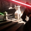 Une capture d'écran du jeu Star Wars Battlefront II montrant les personnages de Yoda et de Darth Maul en plein affrontement.