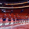 Des joueurs de hockey attendent sur la glace avant un match