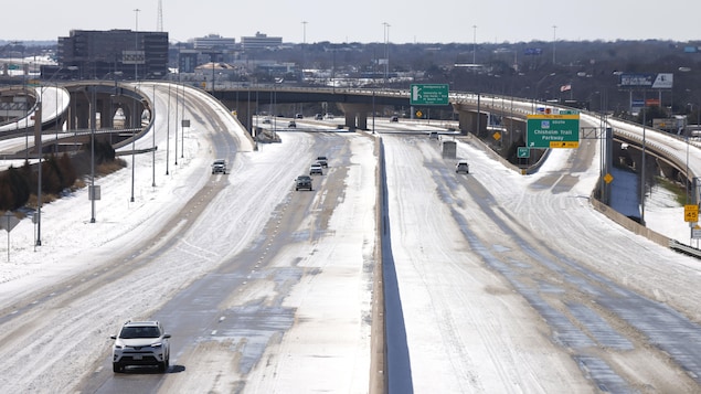 Une autoroute après une tempête de neige.