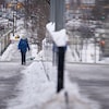 Un piéton sur un trottoir d'Ottawa l'hiver.