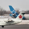 Deux avions des compagnies Air Transat et Air Canada, sur le tarmac de l’aéroport Trudeau.