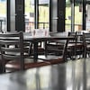 Des chaises vides autour de tables d'une salle à manger de restaurant.