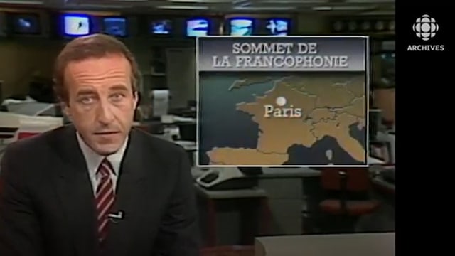 À côté de l'animateur Bernard Derome, on voit une carte qui indique la position de la ville de Paris en France.