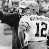 Photo en noir et blanc de 1978. Le quart arrière des Eskimos Tom Wilkinson reçoit les instruction de son entraîneur Hugh Campbell. 