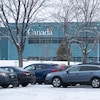 Le mot Canada sur la façade extérieure du centre fiscal, son stationnement et son entrée, situé dans le secteur Shawinigan-Sud, en hiver.