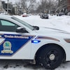 Voiture de police de Trois-Rivières devant le périmètre bouclé dans la rue enneigée.