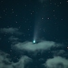 Une comète dans un ciel nuageux.