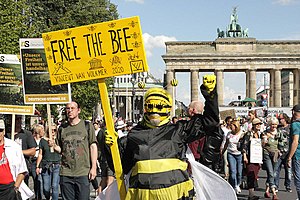 Vicent-van-Volkmer-Bienen-Aktivist-Demo-29.08.2020 Berlin Covid-19 Pandemie.jpg
