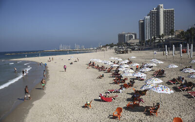 Israelis on the beach in Tel Aviv on October 18, 2020. (Miriam Alster/FLASH90)