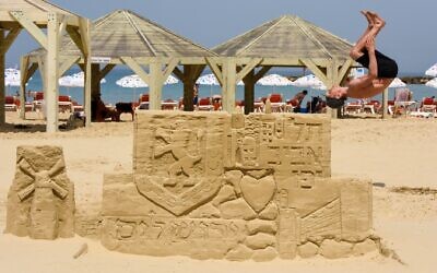A sand structure celebrating Jerusalem Day, which falls on May 10, at Tel Aviv's Jerusalem Beach (Courtesy Kfir Sivan)