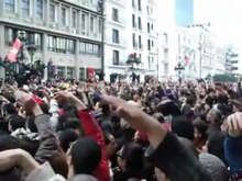 Fichier:Moment historique de la Révolution Tunisienne devant le Ministère de l'Intérieur (DEGAGE) - Avenue Habib Bourguiba - Tunis - 14.01.2011.ogv