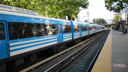 File:CSR EMU arribando a estación Rivadavia.webm