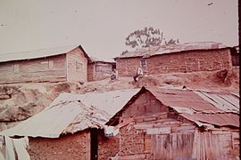 Karachi-slum-1993-18-Wooden-sheds.jpeg