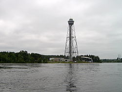 Tour de la Cité de l'Énergie sur la rive gauche de la rivière Saint-Maurice