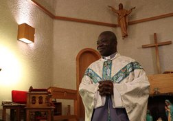 Entre foi et déracinement, le défi des prêtres africains au Manitoba rural