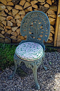 Une chaise de jardin en fonte. (définition réelle 2 333 × 3 500)