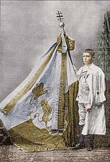 Наймолодший путник Нусьо Дорожинський з паломницьким прапором.jpg