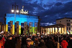 Ukraine solidarity protest Berlin Pariser Platz with lighted Brandenburg Gate 2022-02-24 02.jpg