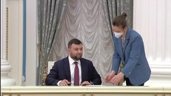 File:Подписание документов о признании Донецкой и Луганской народных республик.webm