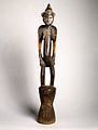 figurine féminine en bois sombre d'environ 1 mètre de hauteur