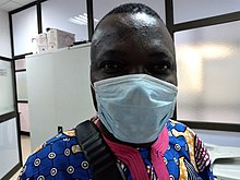 Un béninois protégé par le masque de protection contre la propagation de la pandémie COVID19 au Bénin.jpg