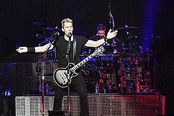 Skupina Nickelback v novembri 2012 na koncerte počas turné Here and Now Tour v Perthe