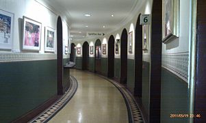 Amphi corridor on the ground floor, facing West from Door 6