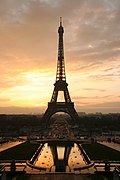 Monument le plus visité au monde[337], la tour Eiffel est une icône de Paris et de la France.